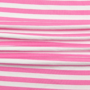 Detaillierte Makroansicht der weichen rosa-weiß gestreiften Stoffstruktur für Loungewear