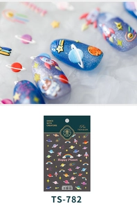 Gros plan détaillé de stickers à ongles 3D avec motifs astronautes et planètes série TS-782
