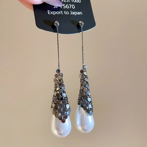 Detail view of 18k gold-plated pearl drop earrings with 925 silver needles and mesh link