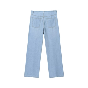 Rückansicht hellblauer Denim-Hose mit geradem Schnitt und zwei funktionalen Gesäßtaschen