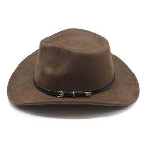 Détail d'un chapeau de cowboy en daim marron avec ceinture noire et boucle de lune argentée