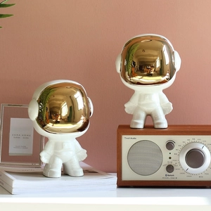 Minimalistische Astronautenfiguren aus weißer Keramik mit vergoldetem Visier als Deko