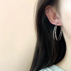 Minimalistische silberne Doppel-Creolen für Damen mit polierter Oberfläche