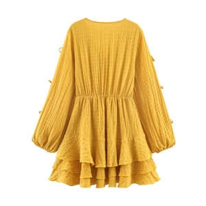 Abito corto giallo a maniche lunghe con scollo a V e design a balze a quadri