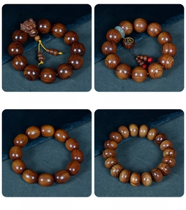 Comparaison détaillée de quatre styles de perles de prière en bois aux motifs gravés