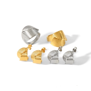 Modisches 18k vergoldetes Edelstahl-Schmuckset mit geometrischem Ring und Ohrringen