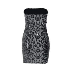 Détail du tissu à paillettes léopard sur une robe bustier moulante argentée et noire
