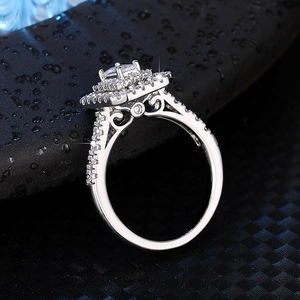 Detail van zilveren dubbele halo ring met rechthoekige steen op donkere ondergrond