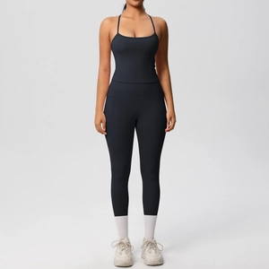 Détail d'un ensemble de sport noir avec leggings taille haute et poches latérales