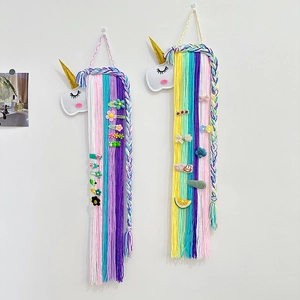 Vue détaillée de l'organisateur de barrettes licorne avec franges en feutre coloré