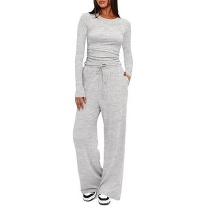 Dettaglio del set in maglia grigia con top a maniche lunghe e pantaloni larghi