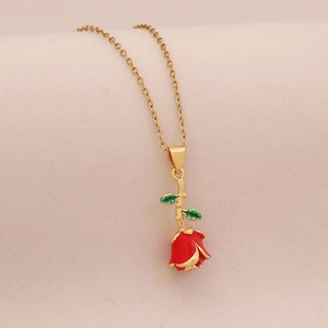 Collier avec pendentif rose rouge et feuilles vertes sur une fine chaîne en acier doré