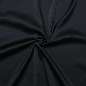 Gros plan détaillé de la texture en satin noir avec un drapé fluide et un fini brillant