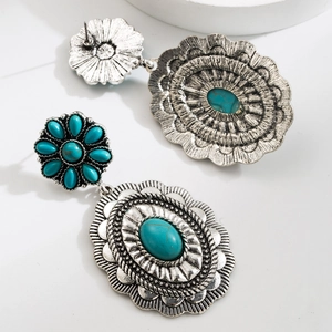 Détail macro de boucles d'oreilles bohèmes avec pierres turquoises et textures argentées