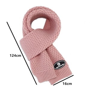 Pink knit scarf detail with 124x16cm dimensions and a teddy bear brand patch