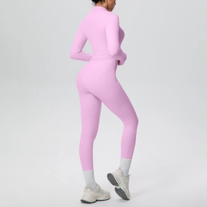 Dettaglio dei pantaloni yoga rosa a vita alta e crop top a maniche lunghe vista laterale