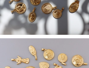 Detailansicht der 18K vergoldeten Titanstahl-Anhänger mit religiösen Relief-Motiven