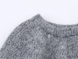 Vue détaillée du tricot en mohair gris doux montrant les fibres et la texture premium