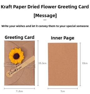Dettaglio del biglietto d'auguri in carta kraft con girasole secco e misure