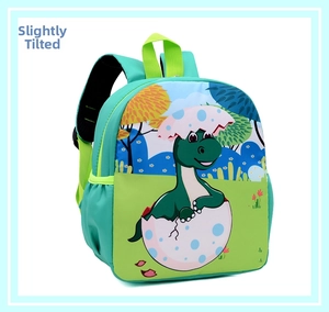 Detalle de la mochila infantil con dibujo de dinosaurio y bolsillo lateral de malla