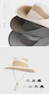 Dettaglio del sottogola regolabile e del logo sport ricamato sul cappello da sole impermeabile