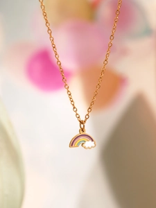 Détail du collier chaîne dorée avec pendentif nuage arc-en-ciel pour bijoux enfant
