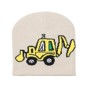 Dettaglio del berretto in maglia beige con motivo jacquard di escavatore giallo per bambini
