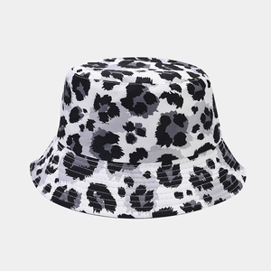 Dettaglio del cappello a secchiello leopardato con motivo animalier bianco e grigio e cuciture