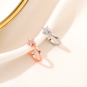 Star-shaped open rings in rose gold and silver finish with sparkling cubic zirconia
