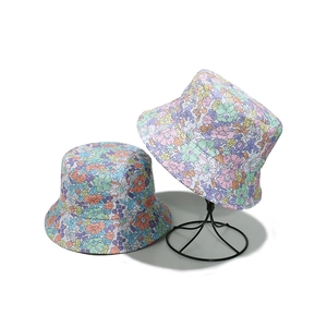 Chapeau bob femme avec imprimé floral coloré pour protection solaire sur fond blanc