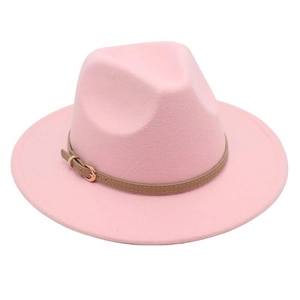 Détail du chapeau fedora en laine rose avec bande en cuir marron et boucle en métal