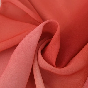 Robe longue élégante en mousseline dégradée rouge avec dos nu et col écharpe sophistiqué