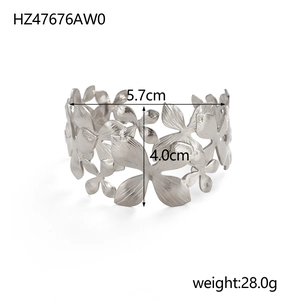 Detail showing dimensions of the silver textured stainless steel open bangle, model HZ47676AW0