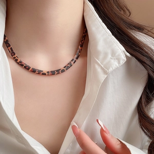 Nahaufnahme der Schlangen-Gliederkette mit Leopardenmuster am Hals für Vintage-Look