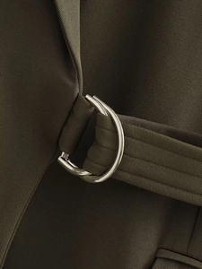 Vue macro détaillée d'un blazer en sergé vert armée avec boucle en D en métal argenté
