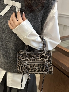 Borsa a mano leopardata stile vintage per donna con trama in pelle e nappine decorative