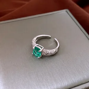 Anello regolabile in argento con pietra verde taglio smeraldo e fascia trapuntata