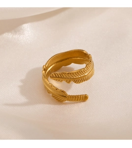 Makroaufnahme des doppelten Federrings aus 18K vergoldetem Stahl mit feinen Texturen