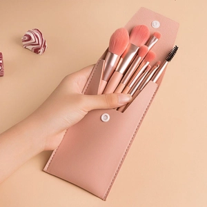 Set da 8 pennelli da trucco rosa con ghiere in oro rosa e astuccio in pelle rosa