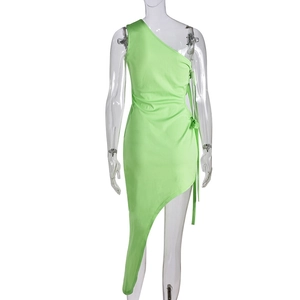 Détail d'une mini-robe asymétrique vert néon à une épaule sur un mannequin