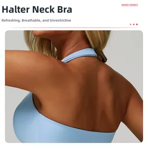Vue détaillée du dos d'un soutien-gorge de sport dos nu bleu clair en tissu respirant