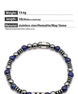 Détail d'un bracelet pour hommes avec pierres de carte bleues et fermoir magnétique