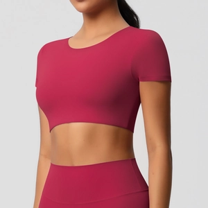 Ensemble de yoga pour femme rouge foncé avec crop top et legging taille haute respirant