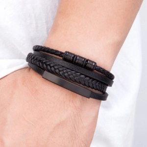 Mehrlagiges schwarzes Lederarmband Set für Herren mit matten Metallelementen und Magnet