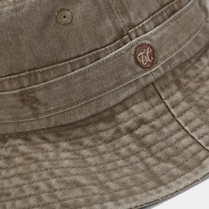 Détail du chapeau en toile délavée vintage avec coutures et broderies fines