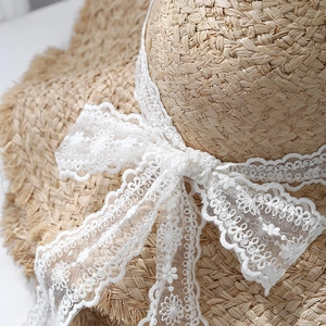 Cappello da sole in rafia francese con fiocco in pizzo bianco e ampia tesa sfrangiata