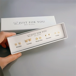 Detailed gift box set with five pairs of golden stud earrings for every day of the week