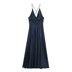 Robe longue élégante en satin bleu foncé avec col en V et fines bretelles croisées