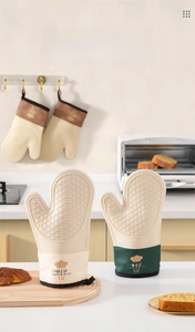 Detail of heat-resistant silicone oven mitt with non-slip diamond texture and fabric cuff