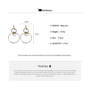 Detailed size chart showing golden geometric hollow pendant earrings 7x4cm size